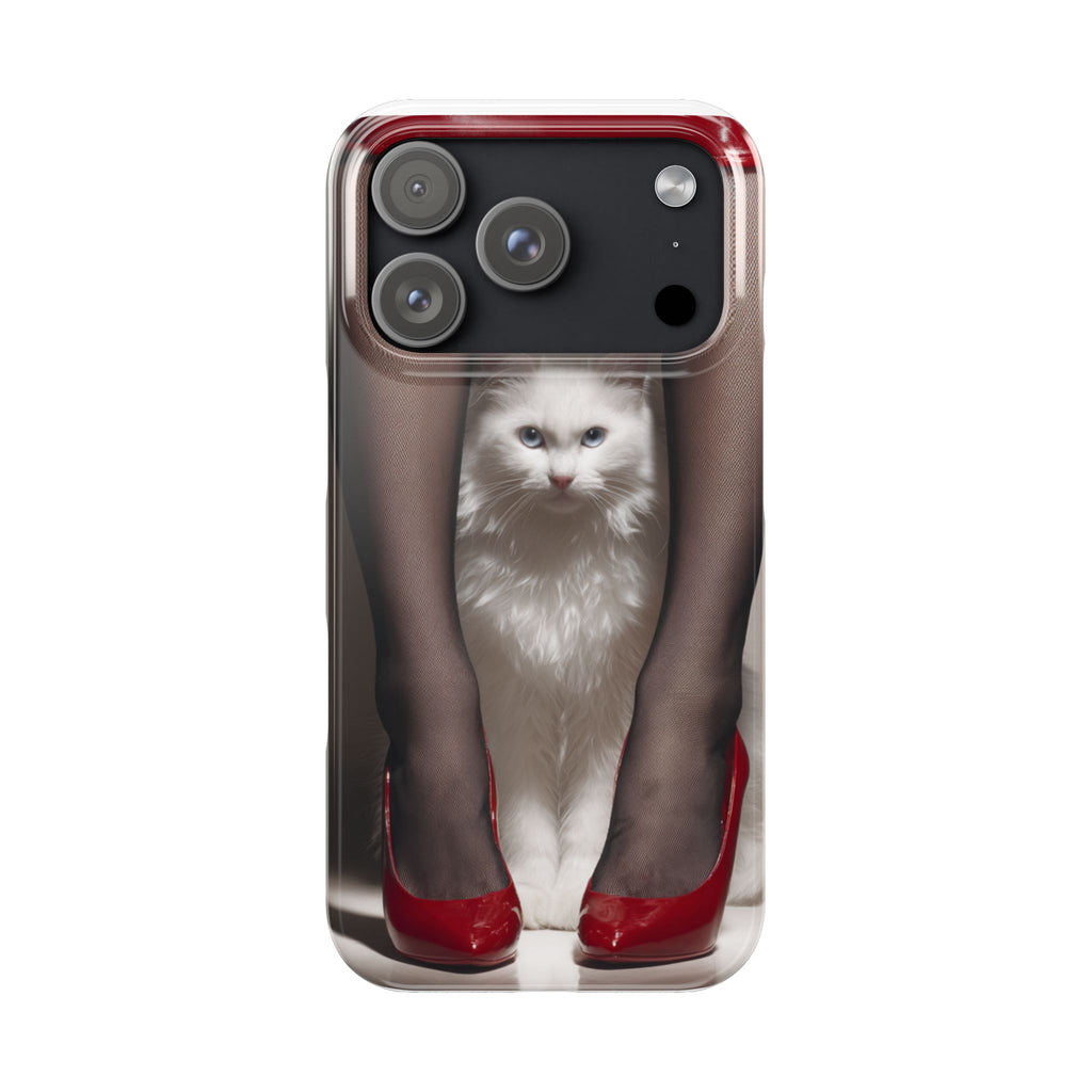 Bacaklar Arasında Beyaz Tüylü Kedi İnce Telefon Kılıfı | Kırmızı Topuklu Ayakkabı, Siyah Çorap