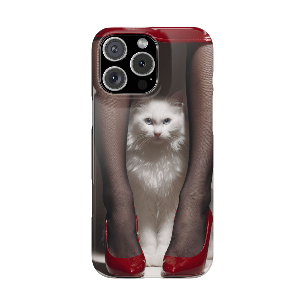 Bacaklar Arasında Beyaz Tüylü Kedi İnce Telefon Kılıfı | Kırmızı Topuklu Ayakkabı, Siyah Çorap