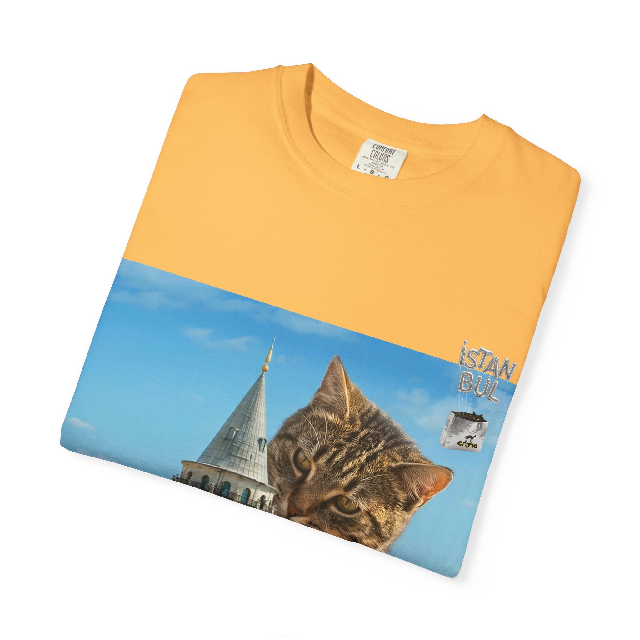 İstanbul'da Galata Kulesi'ne Tırmanan Unisex Dev Kedi Tişörtü | İstanbul Şehir Manzarası Tişörtü | İstanbul Kedi Hediyesi | Kedi Sahibi Hediye Fikri