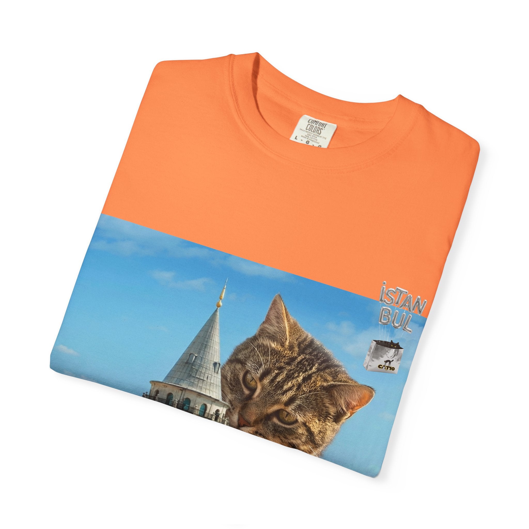İstanbul'da Galata Kulesi'ne Tırmanan Unisex Dev Kedi Tişörtü | İstanbul Şehir Manzarası Tişörtü | İstanbul Kedi Hediyesi | Kedi Sahibi Hediye Fikri