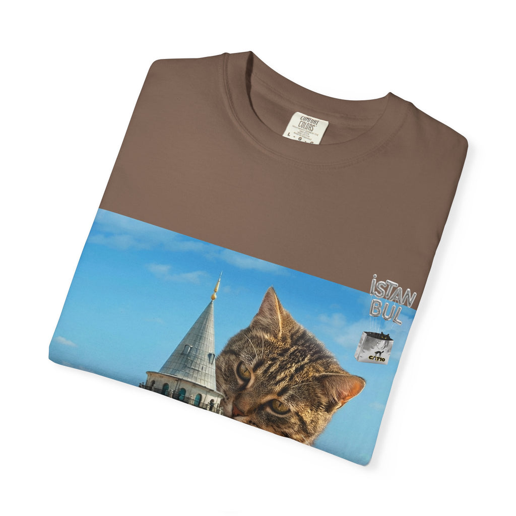İstanbul'da Galata Kulesi'ne Tırmanan Unisex Dev Kedi Tişörtü | İstanbul Şehir Manzarası Tişörtü | İstanbul Kedi Hediyesi | Kedi Sahibi Hediye Fikri