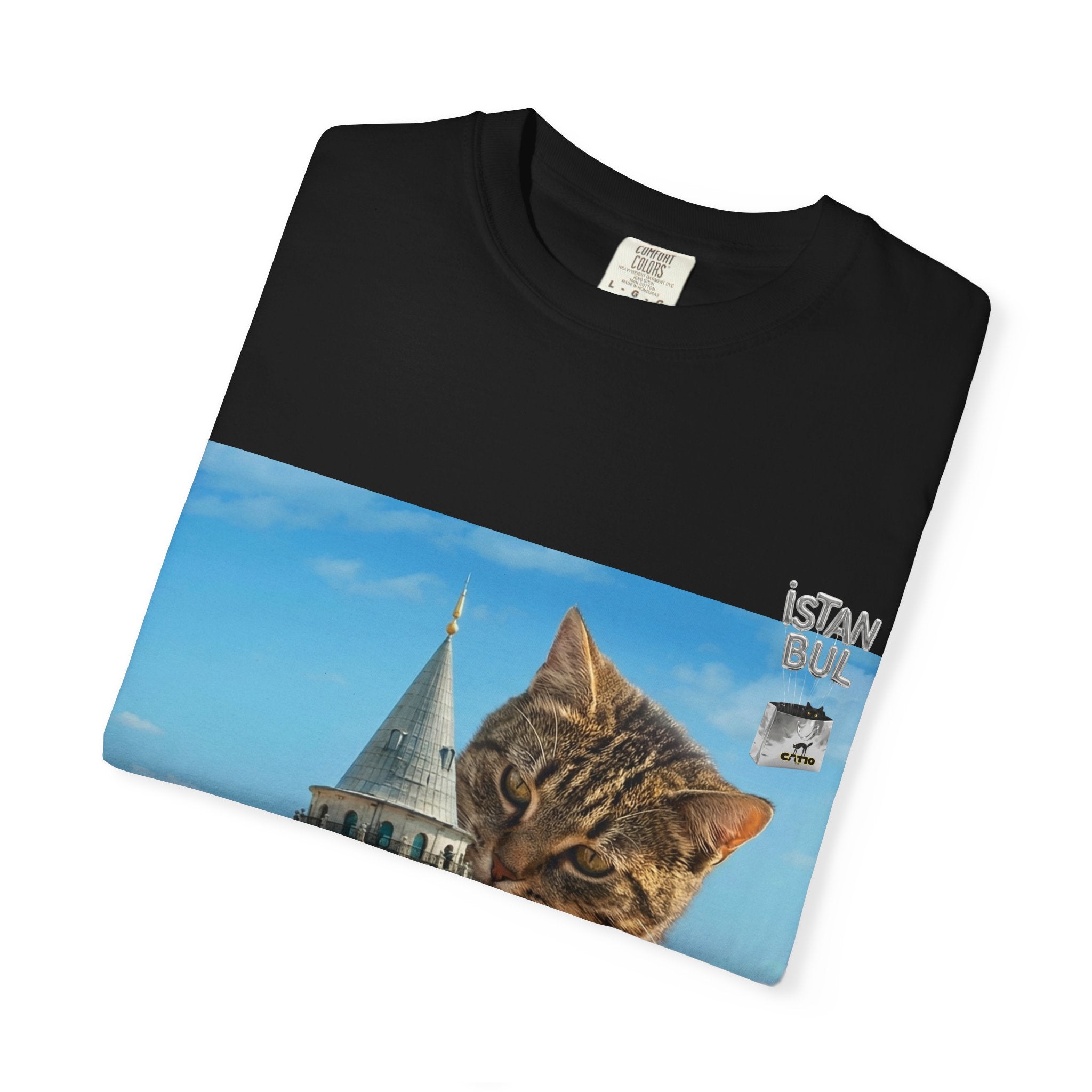 İstanbul'da Galata Kulesi'ne Tırmanan Unisex Dev Kedi Tişörtü | İstanbul Şehir Manzarası Tişörtü | İstanbul Kedi Hediyesi | Kedi Sahibi Hediye Fikri