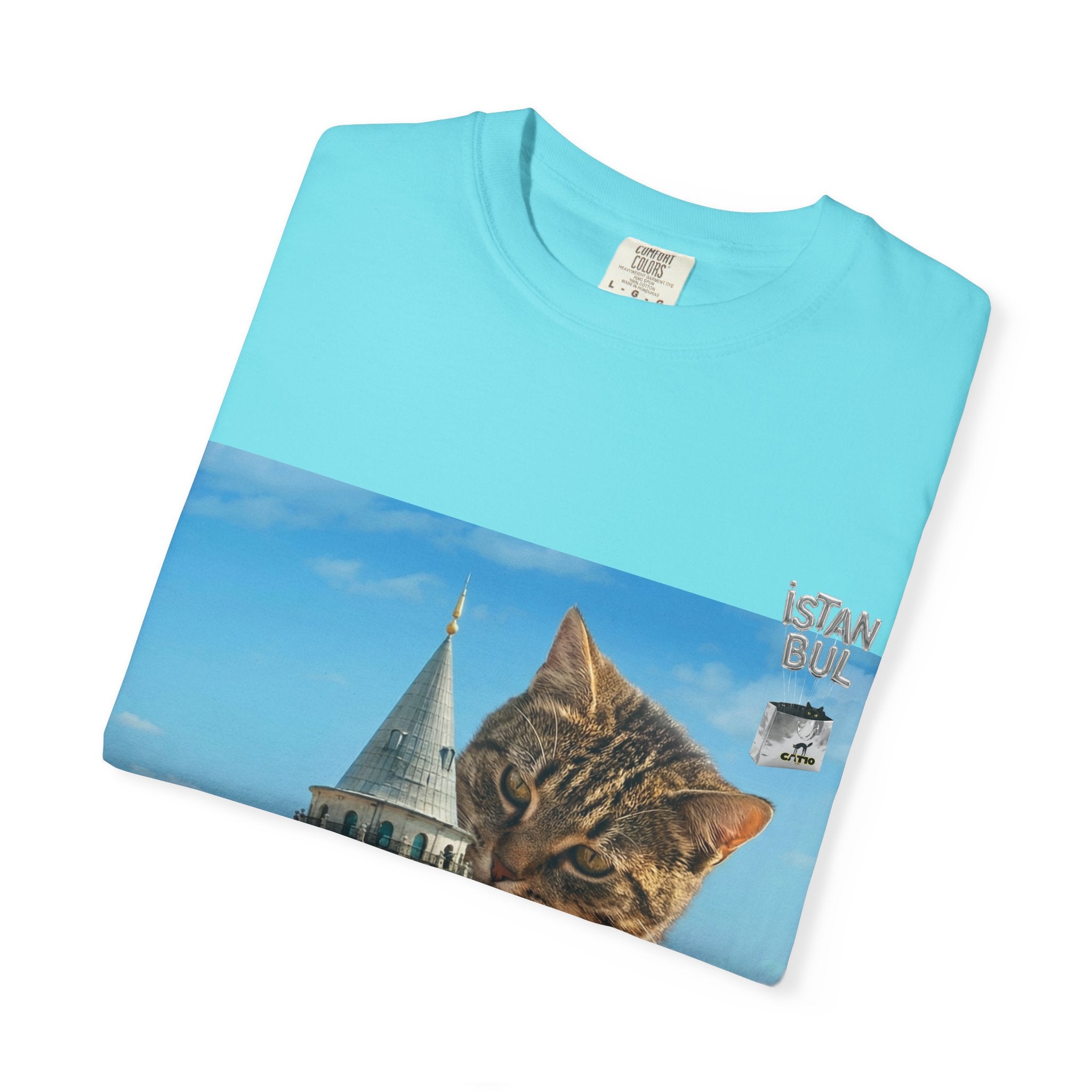 İstanbul'da Galata Kulesi'ne Tırmanan Unisex Dev Kedi Tişörtü | İstanbul Şehir Manzarası Tişörtü | İstanbul Kedi Hediyesi | Kedi Sahibi Hediye Fikri
