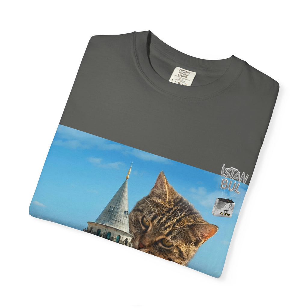 İstanbul'da Galata Kulesi'ne Tırmanan Unisex Dev Kedi Tişörtü | İstanbul Şehir Manzarası Tişörtü | İstanbul Kedi Hediyesi | Kedi Sahibi Hediye Fikri