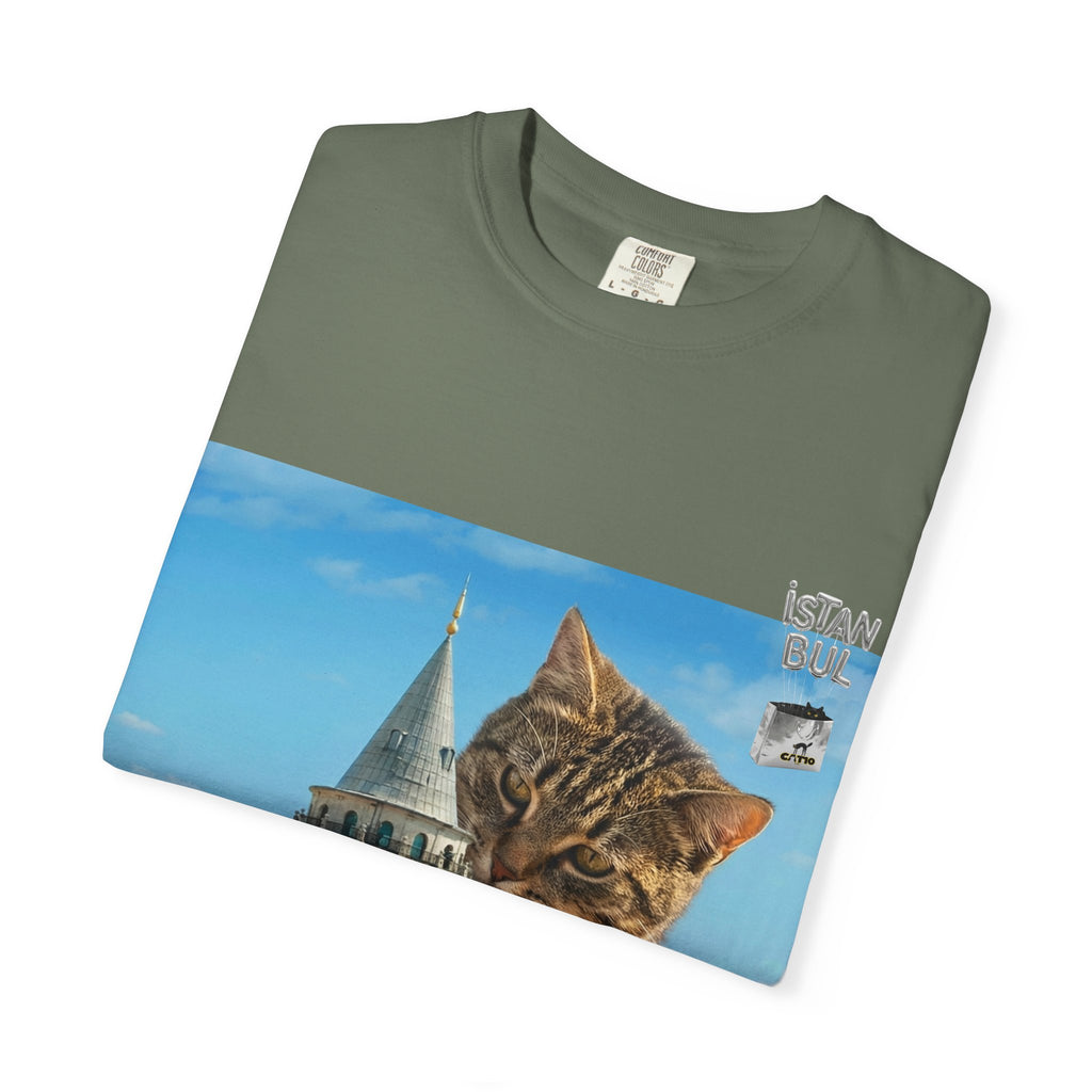 İstanbul'da Galata Kulesi'ne Tırmanan Unisex Dev Kedi Tişörtü | İstanbul Şehir Manzarası Tişörtü | İstanbul Kedi Hediyesi | Kedi Sahibi Hediye Fikri