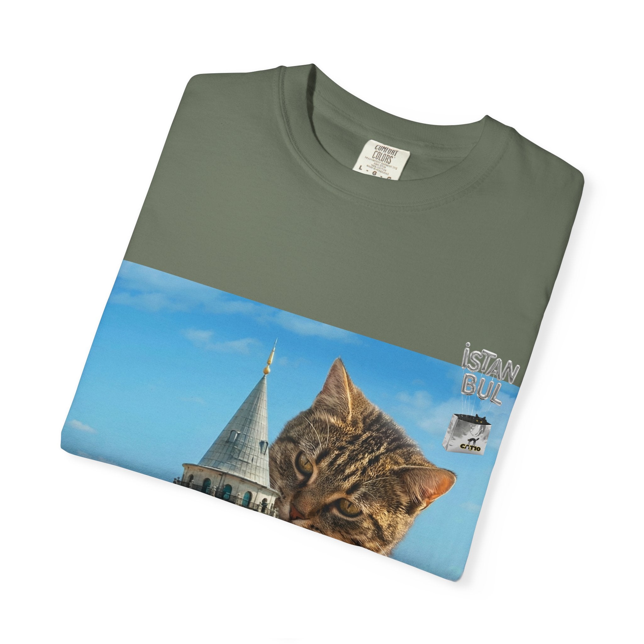İstanbul'da Galata Kulesi'ne Tırmanan Unisex Dev Kedi Tişörtü | İstanbul Şehir Manzarası Tişörtü | İstanbul Kedi Hediyesi | Kedi Sahibi Hediye Fikri