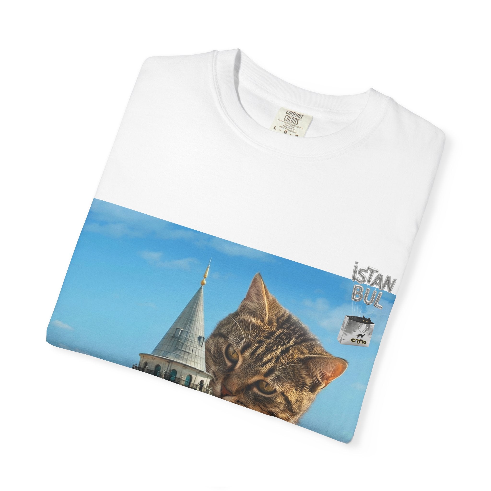 İstanbul'da Galata Kulesi'ne Tırmanan Unisex Dev Kedi Tişörtü | İstanbul Şehir Manzarası Tişörtü | İstanbul Kedi Hediyesi | Kedi Sahibi Hediye Fikri