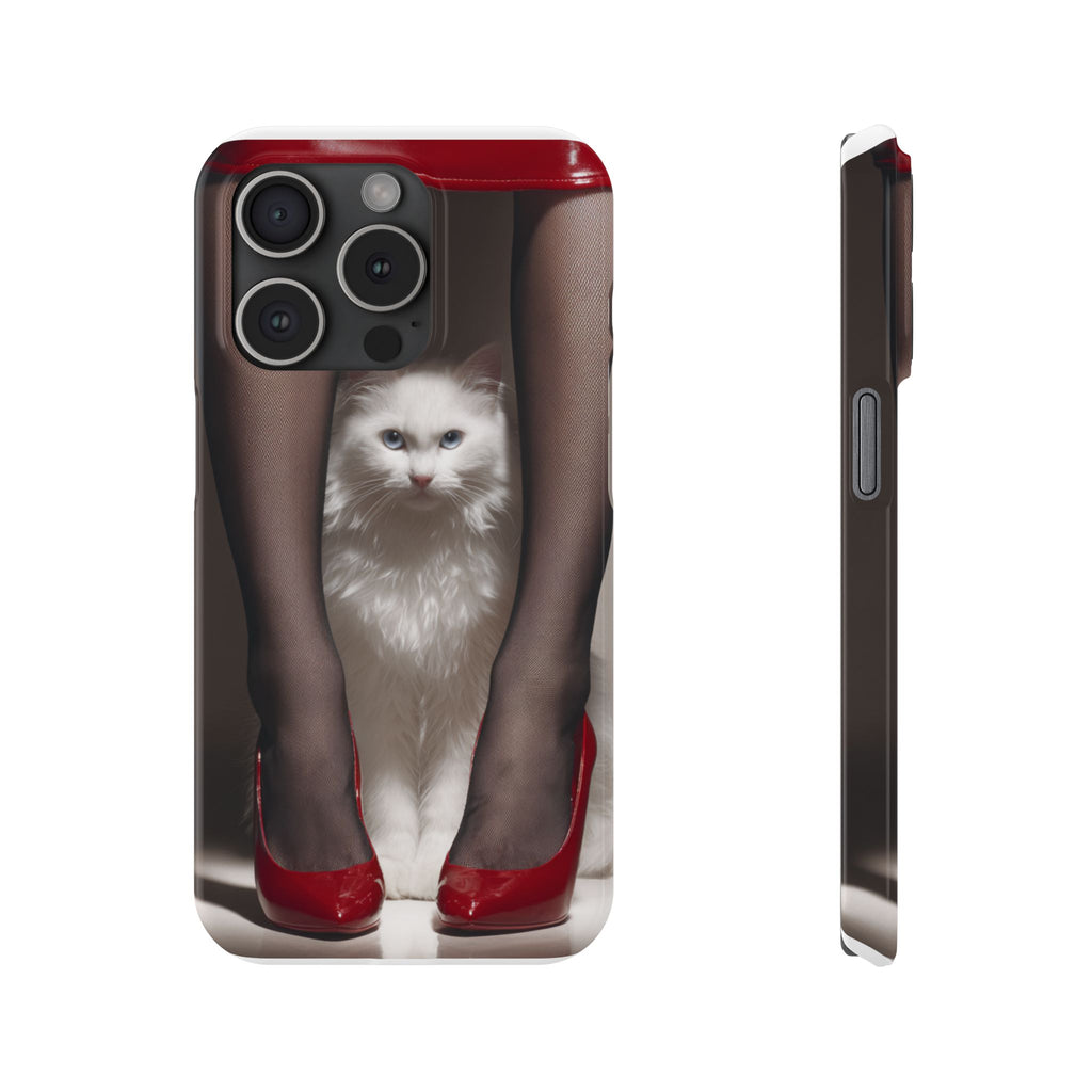 Bacaklar Arasında Beyaz Tüylü Kedi İnce Telefon Kılıfı | Kırmızı Topuklu Ayakkabı, Siyah Çorap