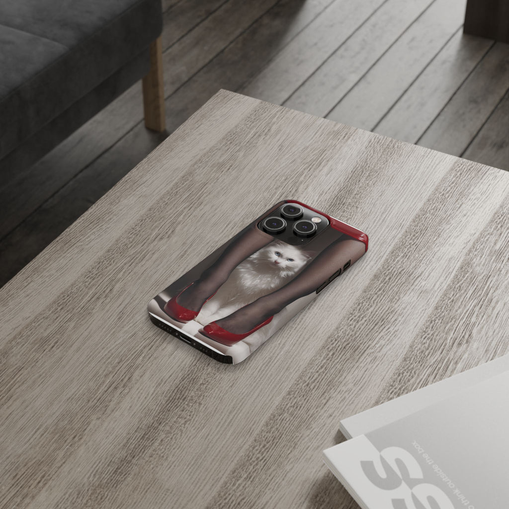 Bacaklar Arasında Beyaz Tüylü Kedi İnce Telefon Kılıfı | Kırmızı Topuklu Ayakkabı, Siyah Çorap