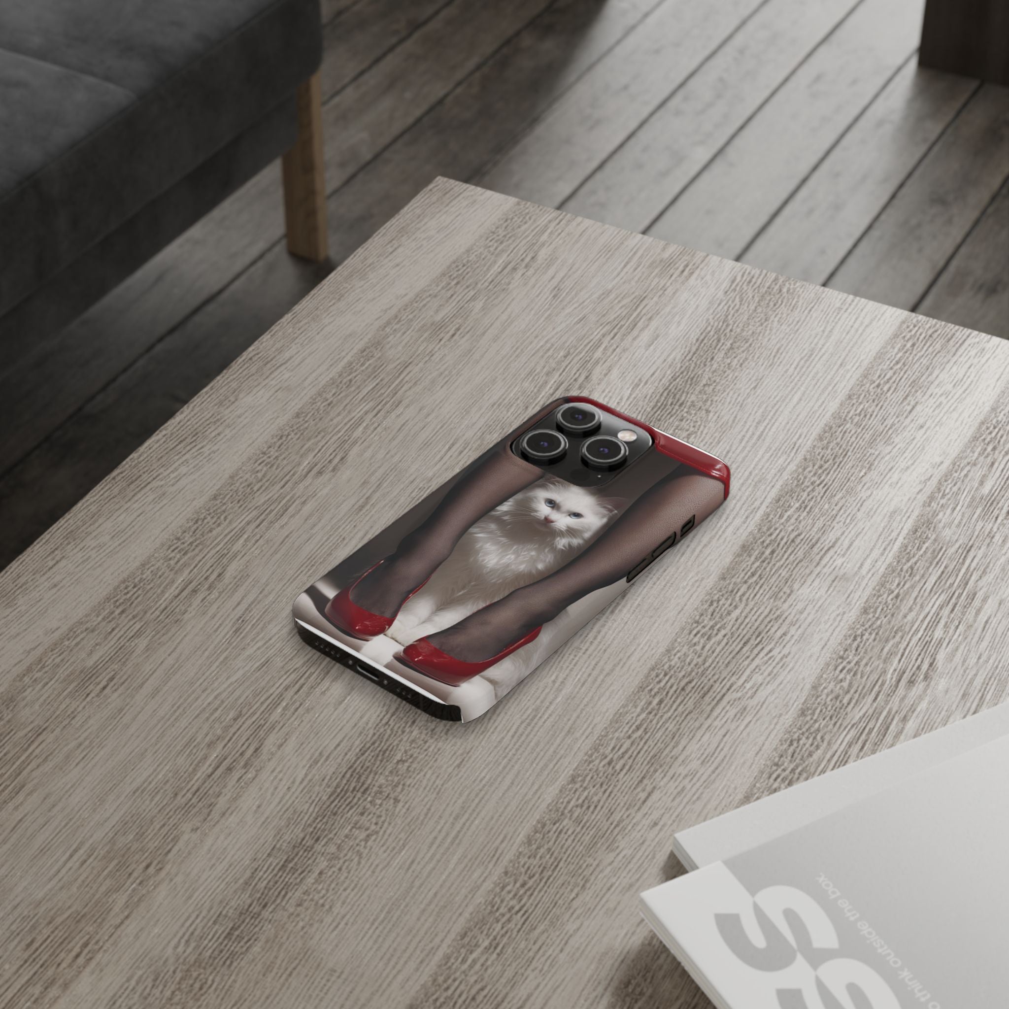 Bacaklar Arasında Beyaz Tüylü Kedi İnce Telefon Kılıfı | Kırmızı Topuklu Ayakkabı, Siyah Çorap